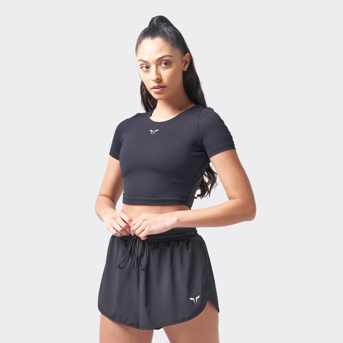 ESSENTIAL CROPPED TEE - BLACK